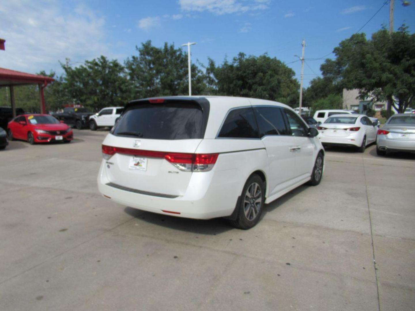 2014 WHITE HONDA ODYSSEY TOURING (5FNRL5H97EB) with an 3.5L engine, Automatic transmission, located at 908 SE 14th Street, Des Moines, IA, 50317, (515) 281-0330, 41.580303, -93.597046 - Photo#4