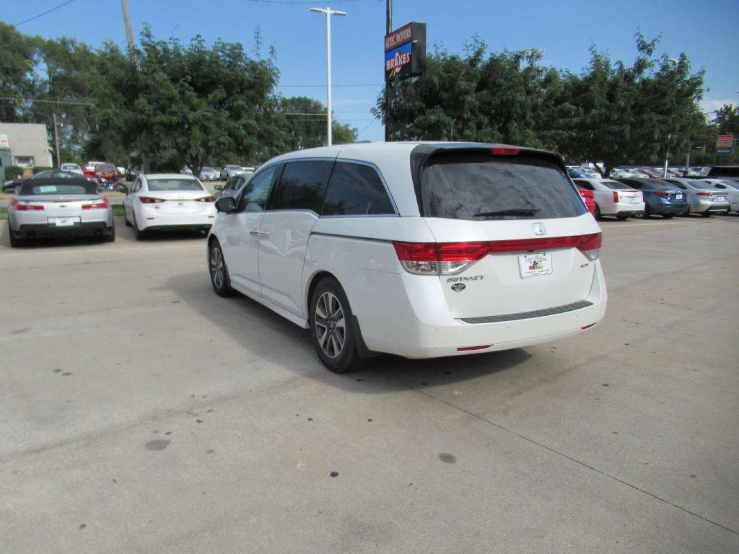 2014 WHITE HONDA ODYSSEY TOURING (5FNRL5H97EB) with an 3.5L engine, Automatic transmission, located at 908 SE 14th Street, Des Moines, IA, 50317, (515) 281-0330, 41.580303, -93.597046 - Photo#6