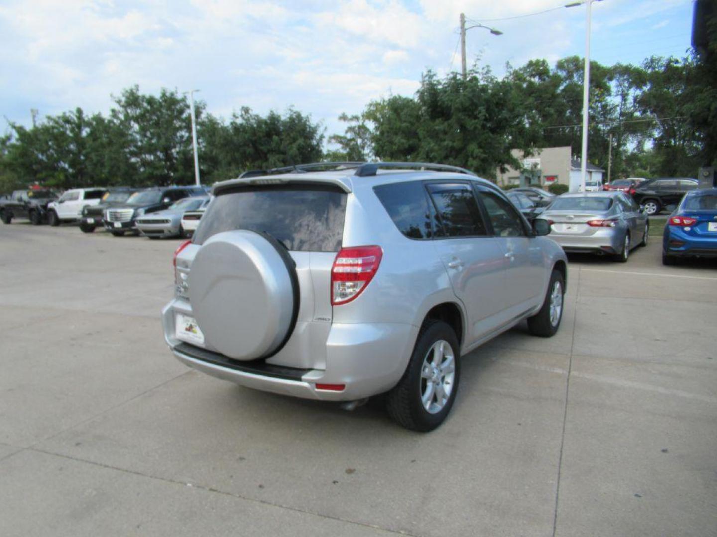 2011 SILVER TOYOTA RAV4 (2T3BF4DV3BW) with an 2.5L engine, Automatic transmission, located at 908 SE 14th Street, Des Moines, IA, 50317, (515) 281-0330, 41.580303, -93.597046 - Photo#4