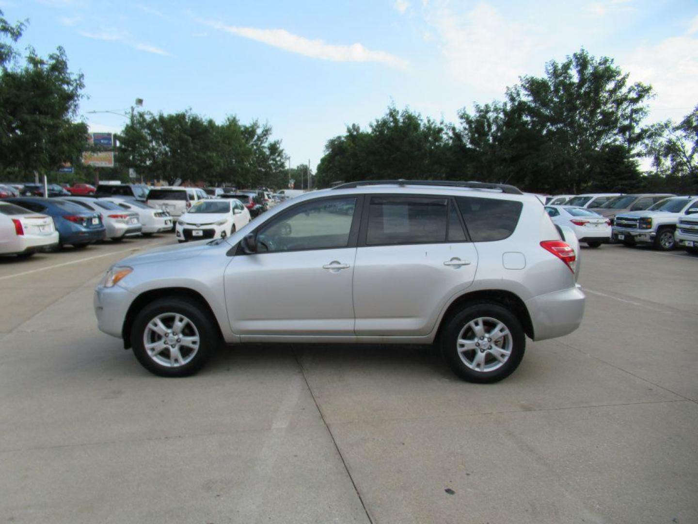 2011 SILVER TOYOTA RAV4 (2T3BF4DV3BW) with an 2.5L engine, Automatic transmission, located at 908 SE 14th Street, Des Moines, IA, 50317, (515) 281-0330, 41.580303, -93.597046 - Photo#7