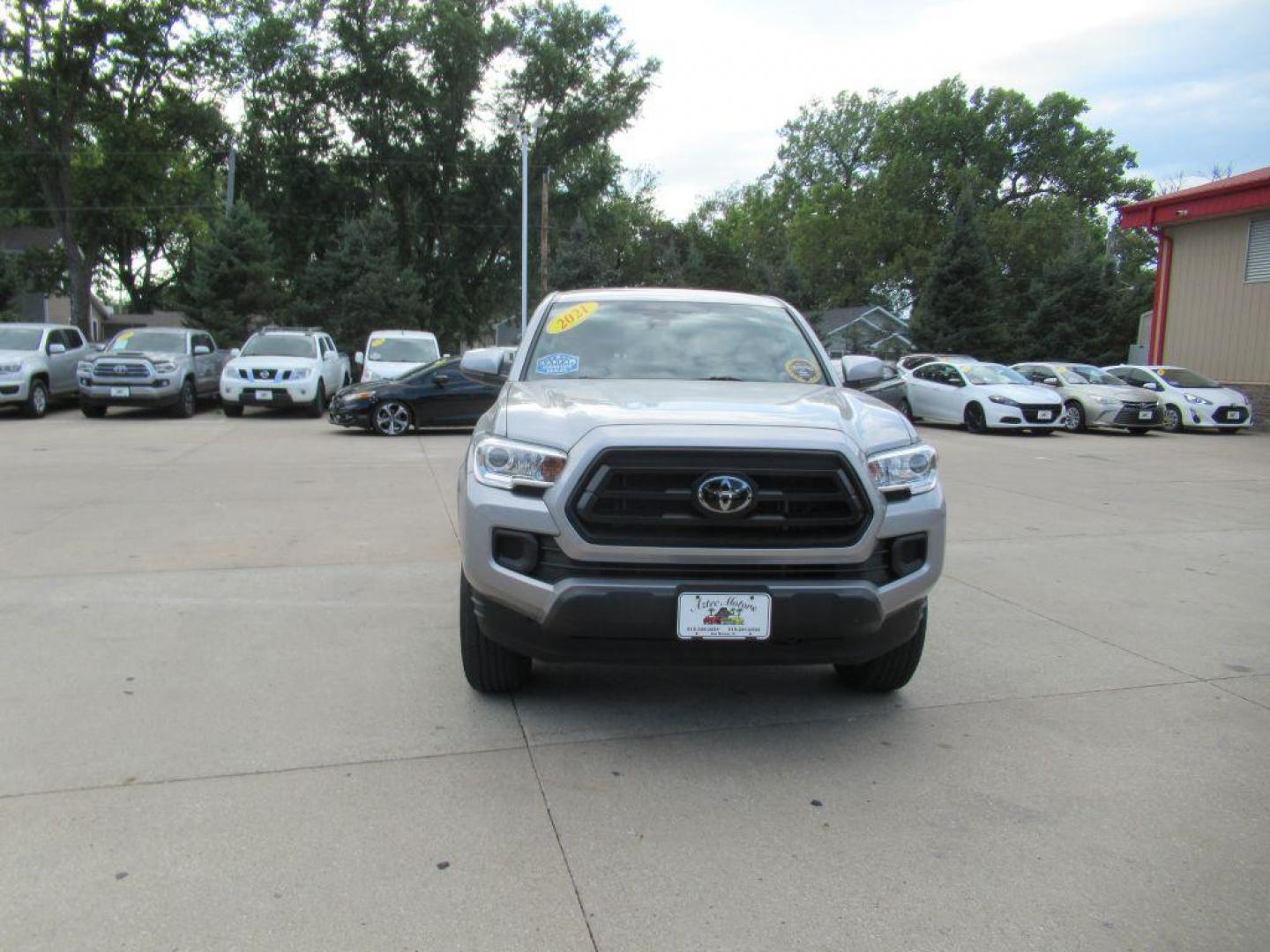 2021 SILVER TOYOTA TACOMA DOUBLE CAB (3TMCZ5AN4MM) with an 3.5L engine, Automatic transmission, located at 908 SE 14th Street, Des Moines, IA, 50317, (515) 281-0330, 41.580303, -93.597046 - Photo#1