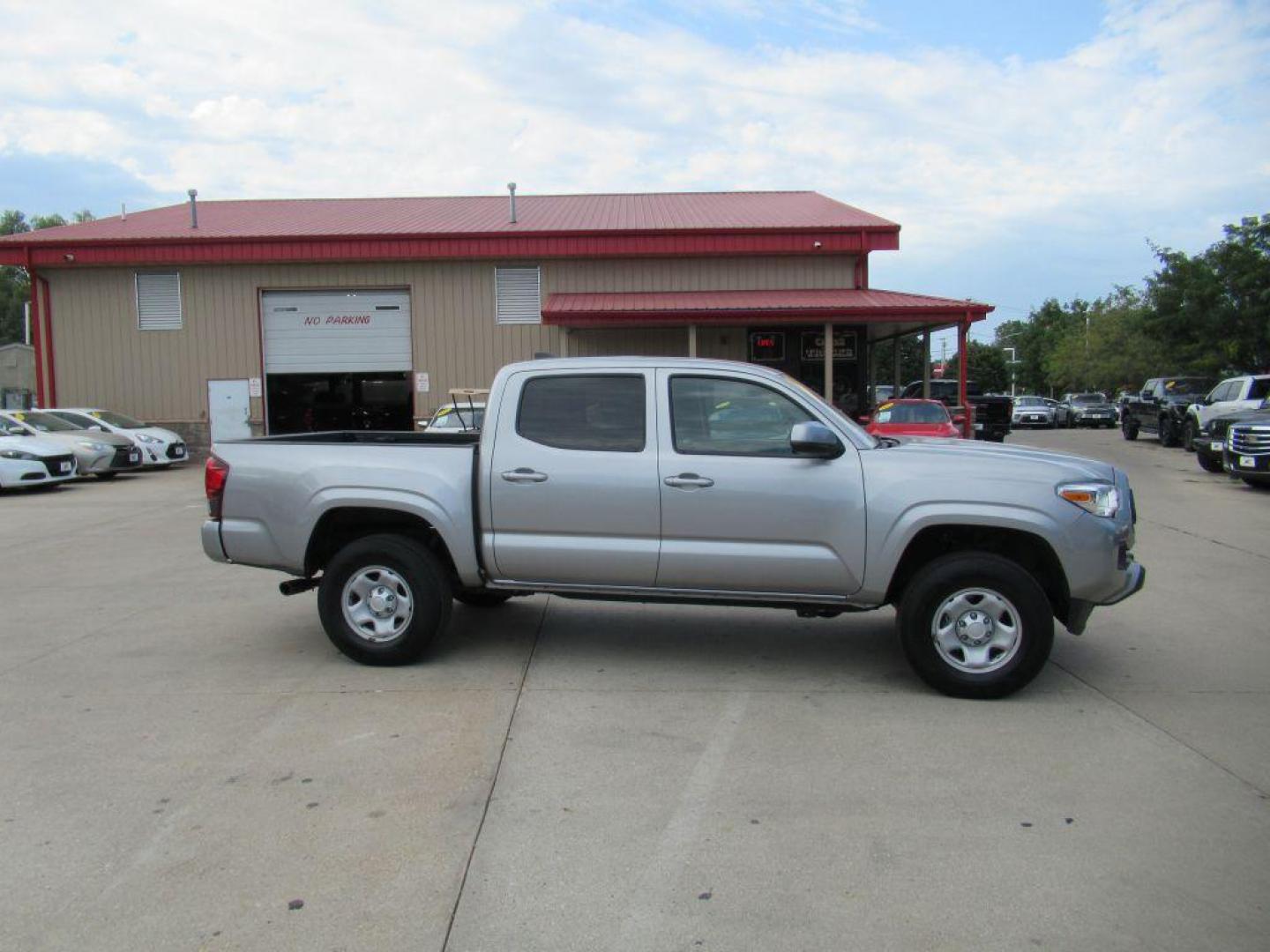 2021 SILVER TOYOTA TACOMA DOUBLE CAB (3TMCZ5AN4MM) with an 3.5L engine, Automatic transmission, located at 908 SE 14th Street, Des Moines, IA, 50317, (515) 281-0330, 41.580303, -93.597046 - Photo#3