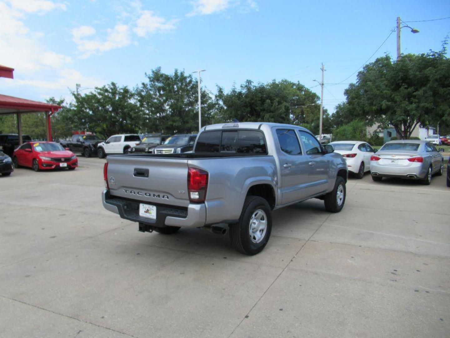 2021 SILVER TOYOTA TACOMA DOUBLE CAB (3TMCZ5AN4MM) with an 3.5L engine, Automatic transmission, located at 908 SE 14th Street, Des Moines, IA, 50317, (515) 281-0330, 41.580303, -93.597046 - Photo#4