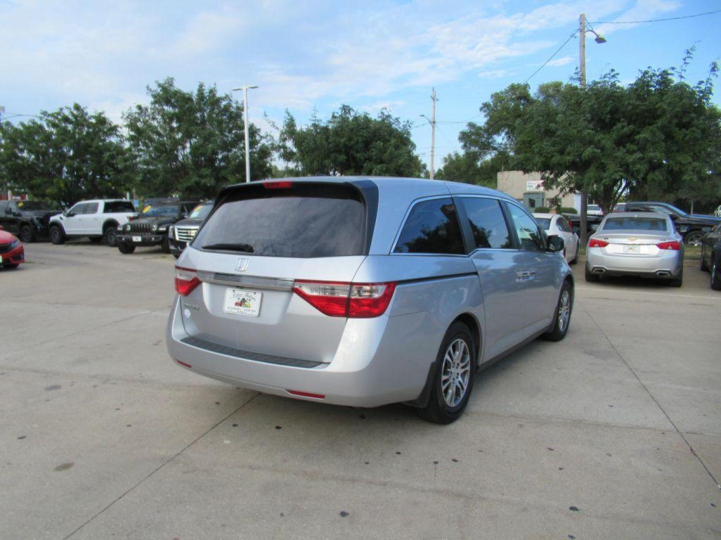 2011 SILVER HONDA ODYSSEY EXL (5FNRL5H66BB) with an 3.5L engine, Automatic transmission, located at 908 SE 14th Street, Des Moines, IA, 50317, (515) 281-0330, 41.580303, -93.597046 - Photo#4