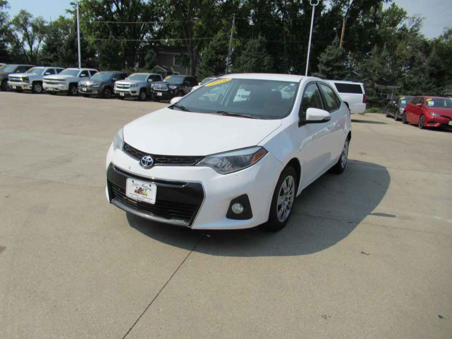 2016 WHITE TOYOTA COROLLA L (5YFBURHE2GP) with an 1.8L engine, Automatic transmission, located at 908 SE 14th Street, Des Moines, IA, 50317, (515) 281-0330, 41.580303, -93.597046 - Photo#0