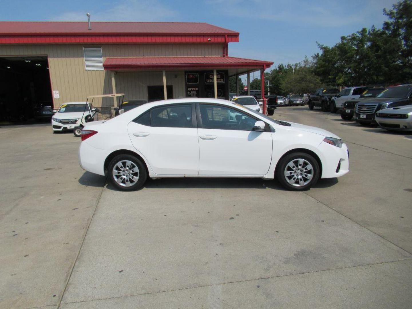 2016 WHITE TOYOTA COROLLA L (5YFBURHE2GP) with an 1.8L engine, Automatic transmission, located at 908 SE 14th Street, Des Moines, IA, 50317, (515) 281-0330, 41.580303, -93.597046 - Photo#3