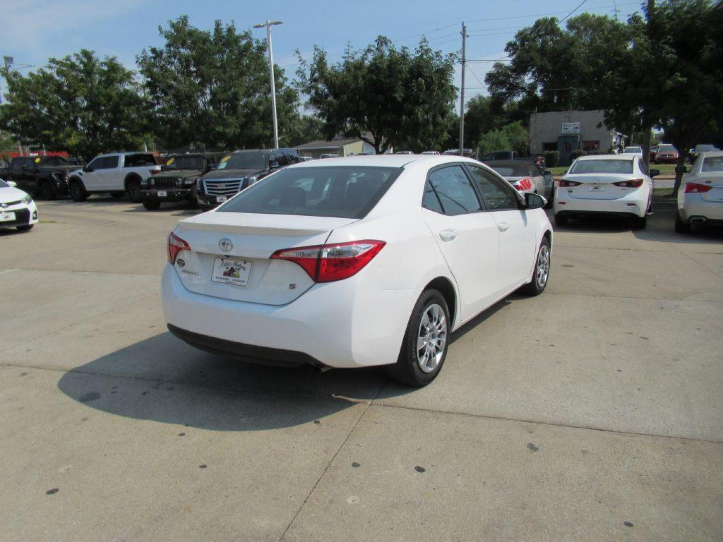 2016 WHITE TOYOTA COROLLA L (5YFBURHE2GP) with an 1.8L engine, Automatic transmission, located at 908 SE 14th Street, Des Moines, IA, 50317, (515) 281-0330, 41.580303, -93.597046 - Photo#4