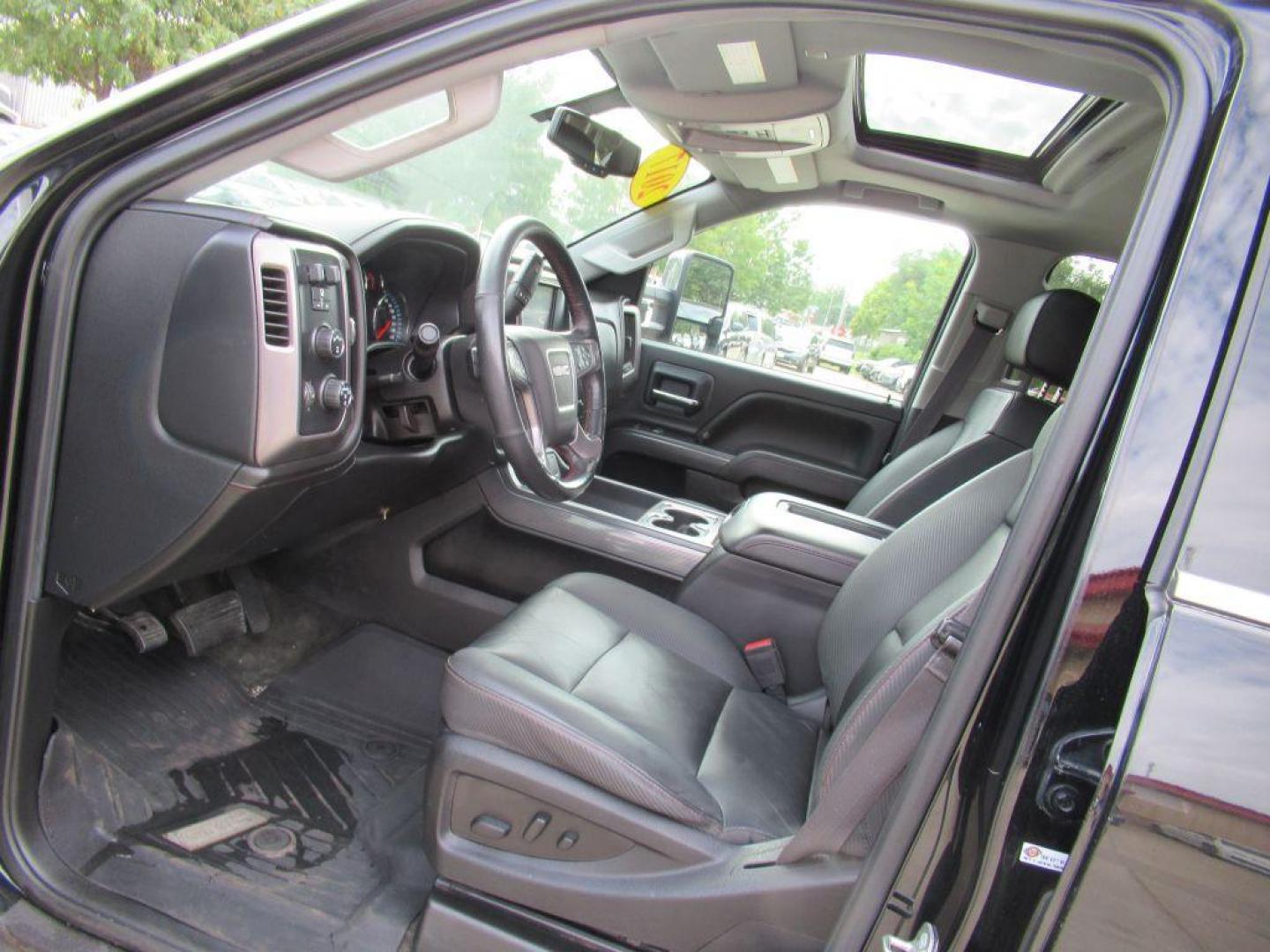 2017 BLACK GMC SIERRA 2500 SLT (1GT12TEG0HF) with an 6.0L engine, Automatic transmission, located at 908 SE 14th Street, Des Moines, IA, 50317, (515) 281-0330, 41.580303, -93.597046 - Photo#26