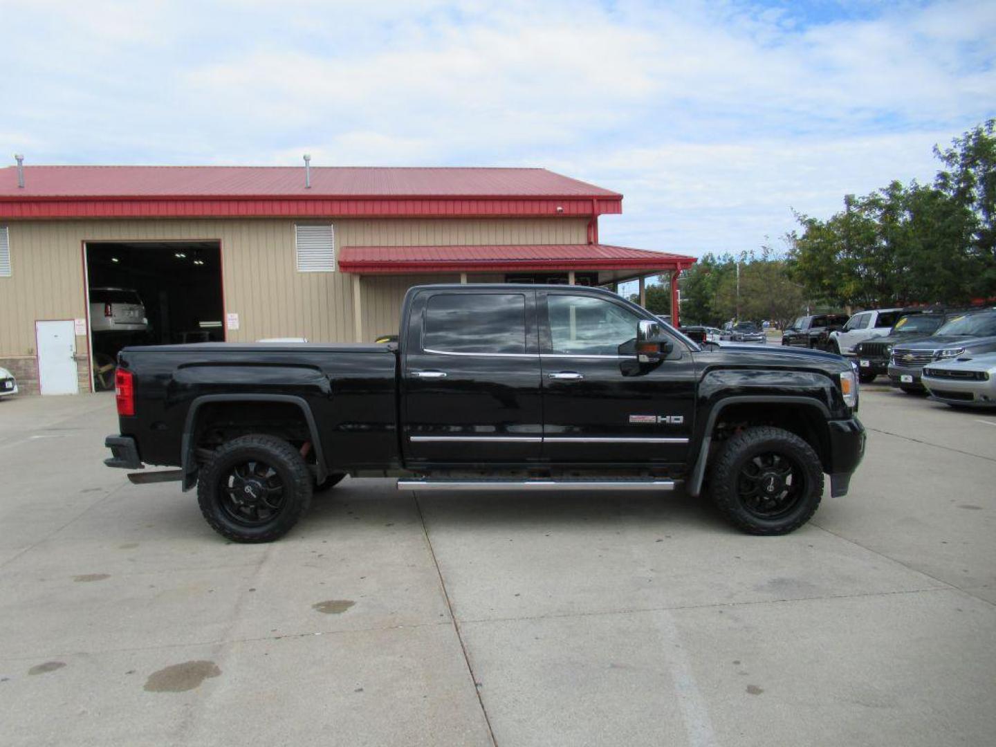 2017 BLACK GMC SIERRA 2500 SLT (1GT12TEG0HF) with an 6.0L engine, Automatic transmission, located at 908 SE 14th Street, Des Moines, IA, 50317, (515) 281-0330, 41.580303, -93.597046 - Photo#3