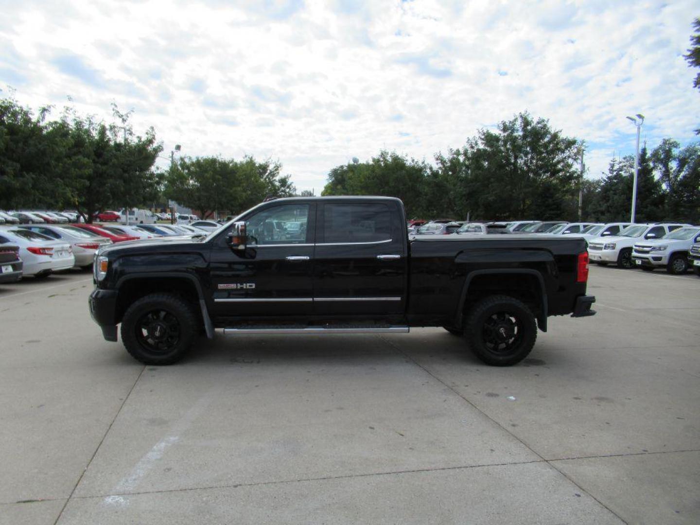 2017 BLACK GMC SIERRA 2500 SLT (1GT12TEG0HF) with an 6.0L engine, Automatic transmission, located at 908 SE 14th Street, Des Moines, IA, 50317, (515) 281-0330, 41.580303, -93.597046 - Photo#7