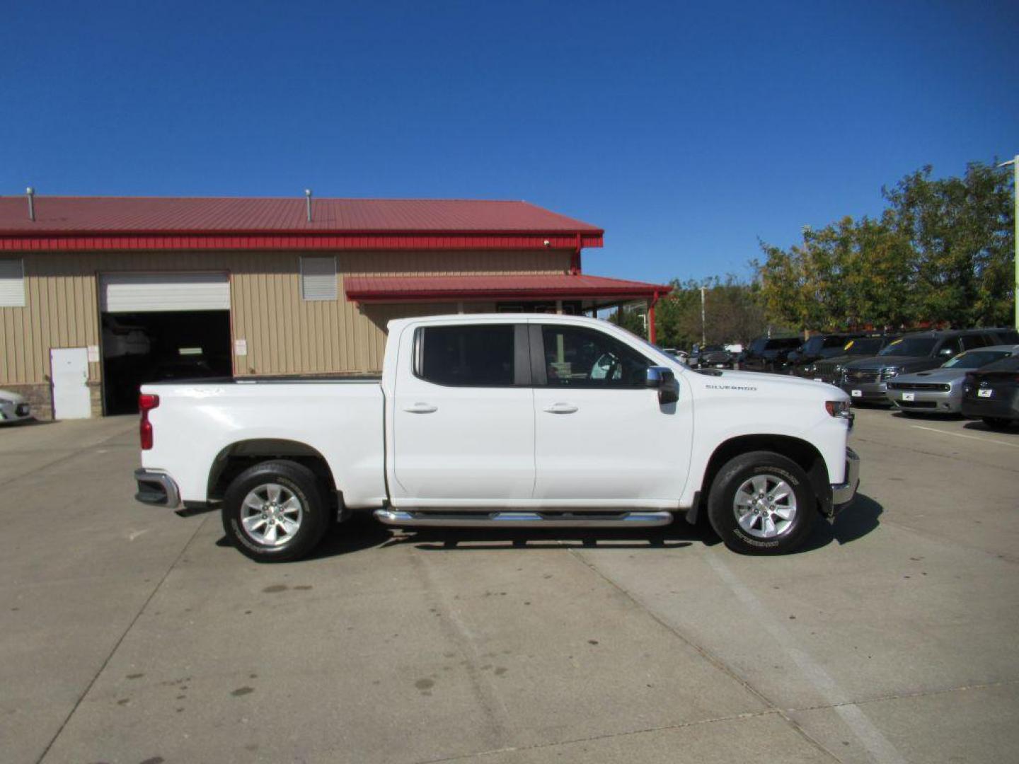 2021 WHITE CHEVROLET SILVERADO 1500 LT (1GCUYDED9MZ) with an 5.3L engine, Automatic transmission, located at 908 SE 14th Street, Des Moines, IA, 50317, (515) 281-0330, 41.580303, -93.597046 - Photo#3