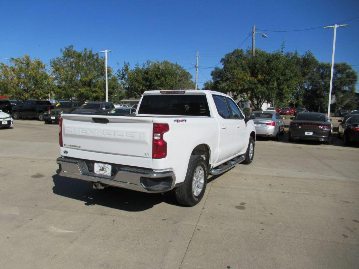 2021 WHITE CHEVROLET SILVERADO 1500 LT (1GCUYDED9MZ) with an 5.3L engine, Automatic transmission, located at 908 SE 14th Street, Des Moines, IA, 50317, (515) 281-0330, 41.580303, -93.597046 - Photo#4