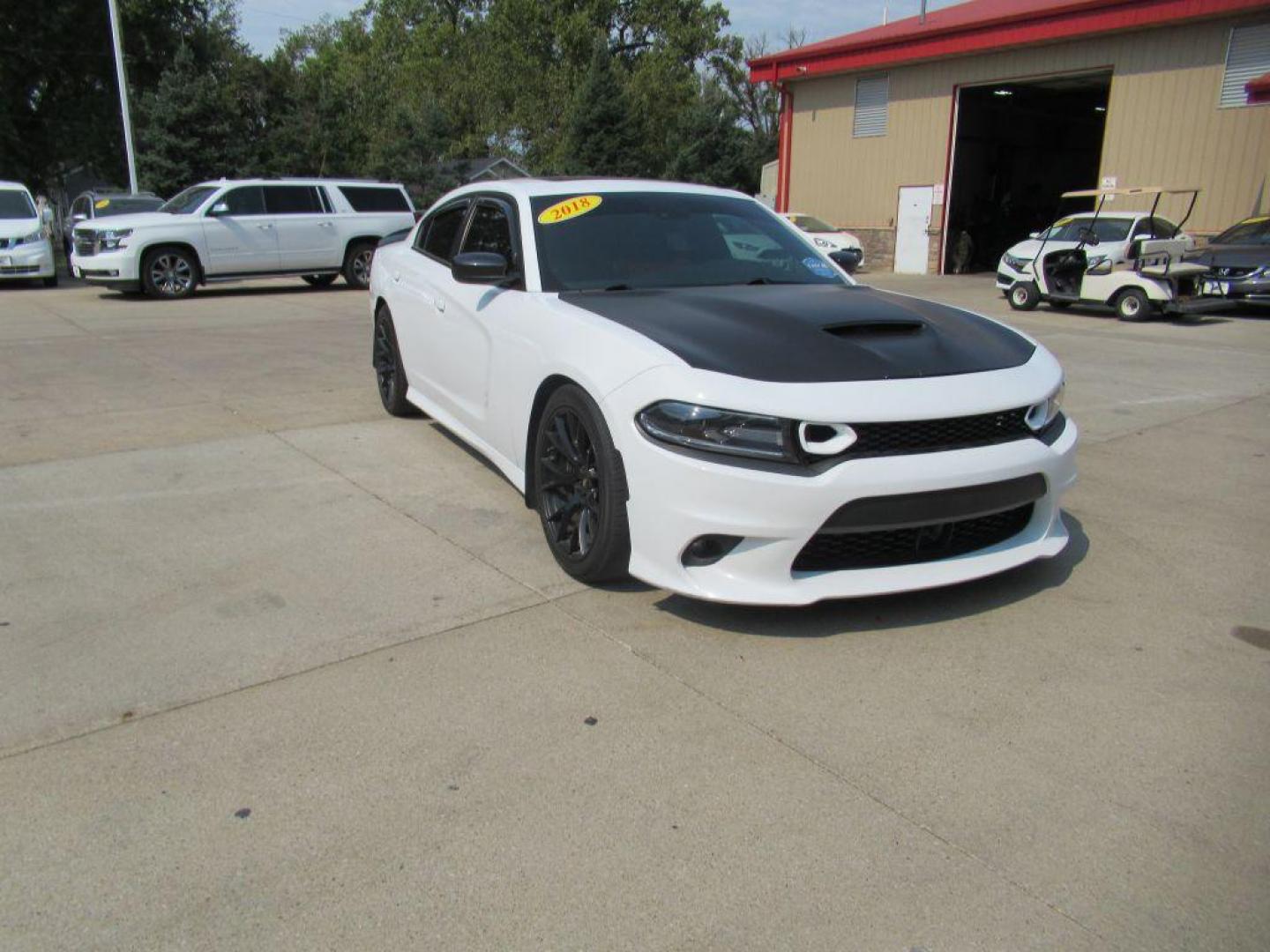 2018 WHITE DODGE CHARGER R/T 392 (2C3CDXGJ1JH) with an 6.4L engine, Automatic transmission, located at 908 SE 14th Street, Des Moines, IA, 50317, (515) 281-0330, 41.580303, -93.597046 - Photo#2