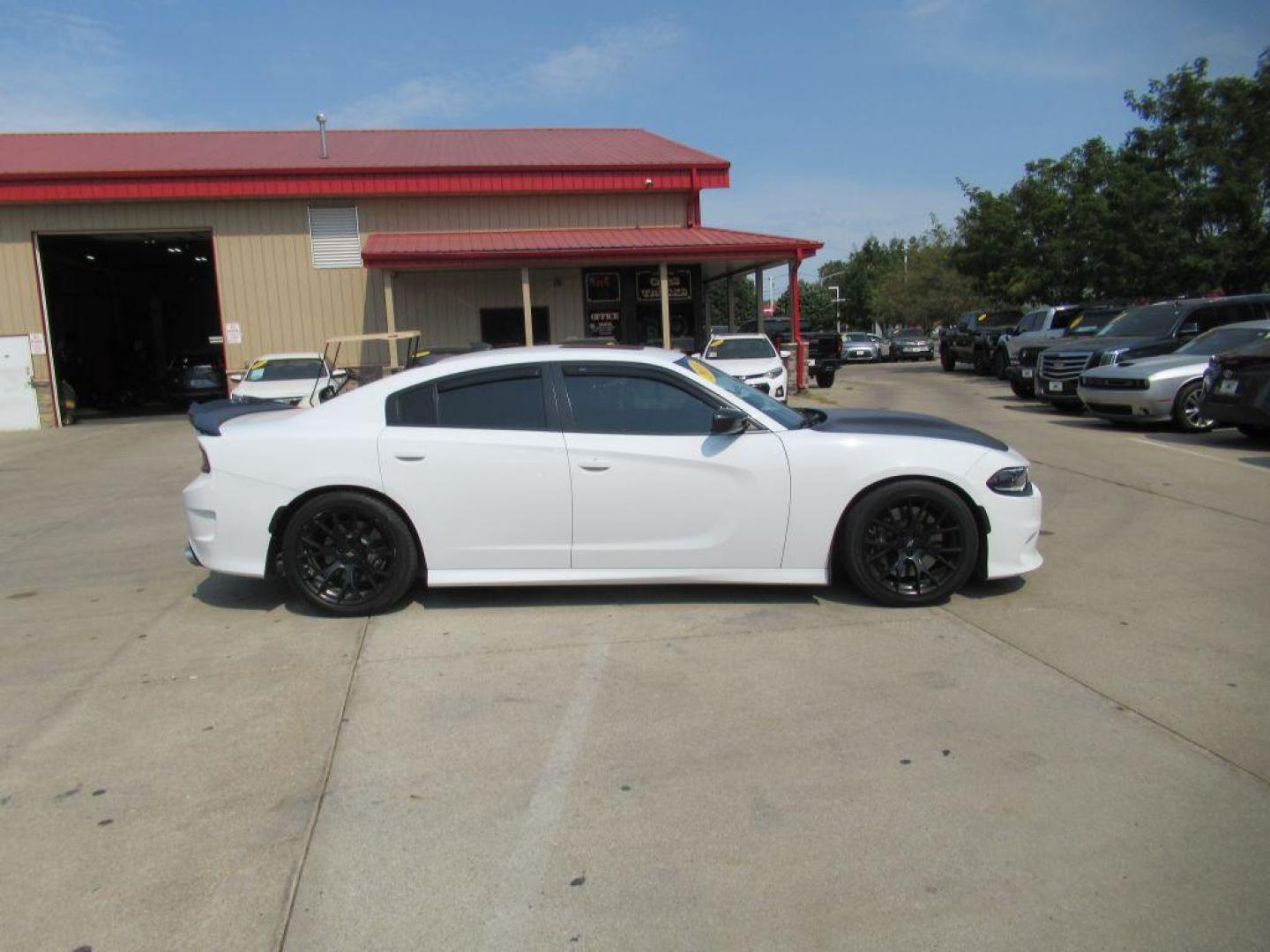 2018 WHITE DODGE CHARGER R/T 392 (2C3CDXGJ1JH) with an 6.4L engine, Automatic transmission, located at 908 SE 14th Street, Des Moines, IA, 50317, (515) 281-0330, 41.580303, -93.597046 - Photo#3