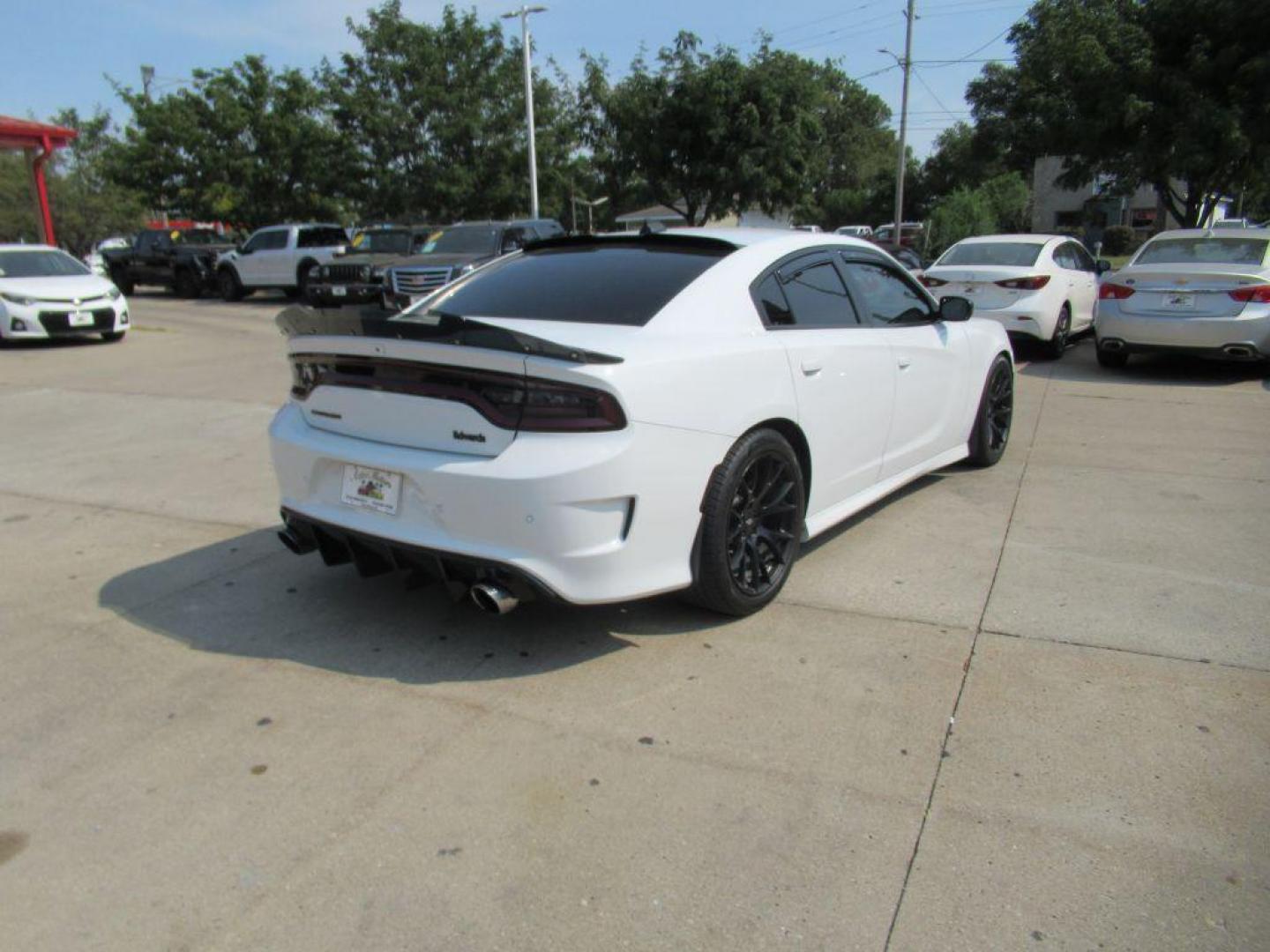 2018 WHITE DODGE CHARGER R/T 392 (2C3CDXGJ1JH) with an 6.4L engine, Automatic transmission, located at 908 SE 14th Street, Des Moines, IA, 50317, (515) 281-0330, 41.580303, -93.597046 - Photo#4