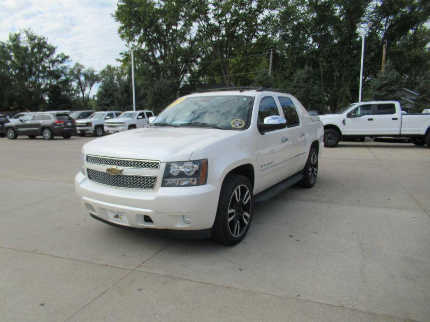 2011 WHITE CHEVROLET AVALANCHE LTZ (3GNTKGE33BG) with an 5.3L engine, Automatic transmission, located at 908 SE 14th Street, Des Moines, IA, 50317, (515) 281-0330, 41.580303, -93.597046 - Photo#0