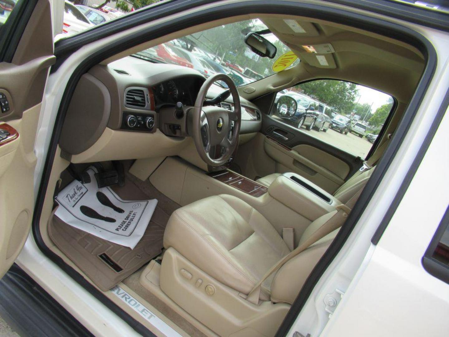 2011 WHITE CHEVROLET AVALANCHE LTZ (3GNTKGE33BG) with an 5.3L engine, Automatic transmission, located at 908 SE 14th Street, Des Moines, IA, 50317, (515) 281-0330, 41.580303, -93.597046 - Photo#25