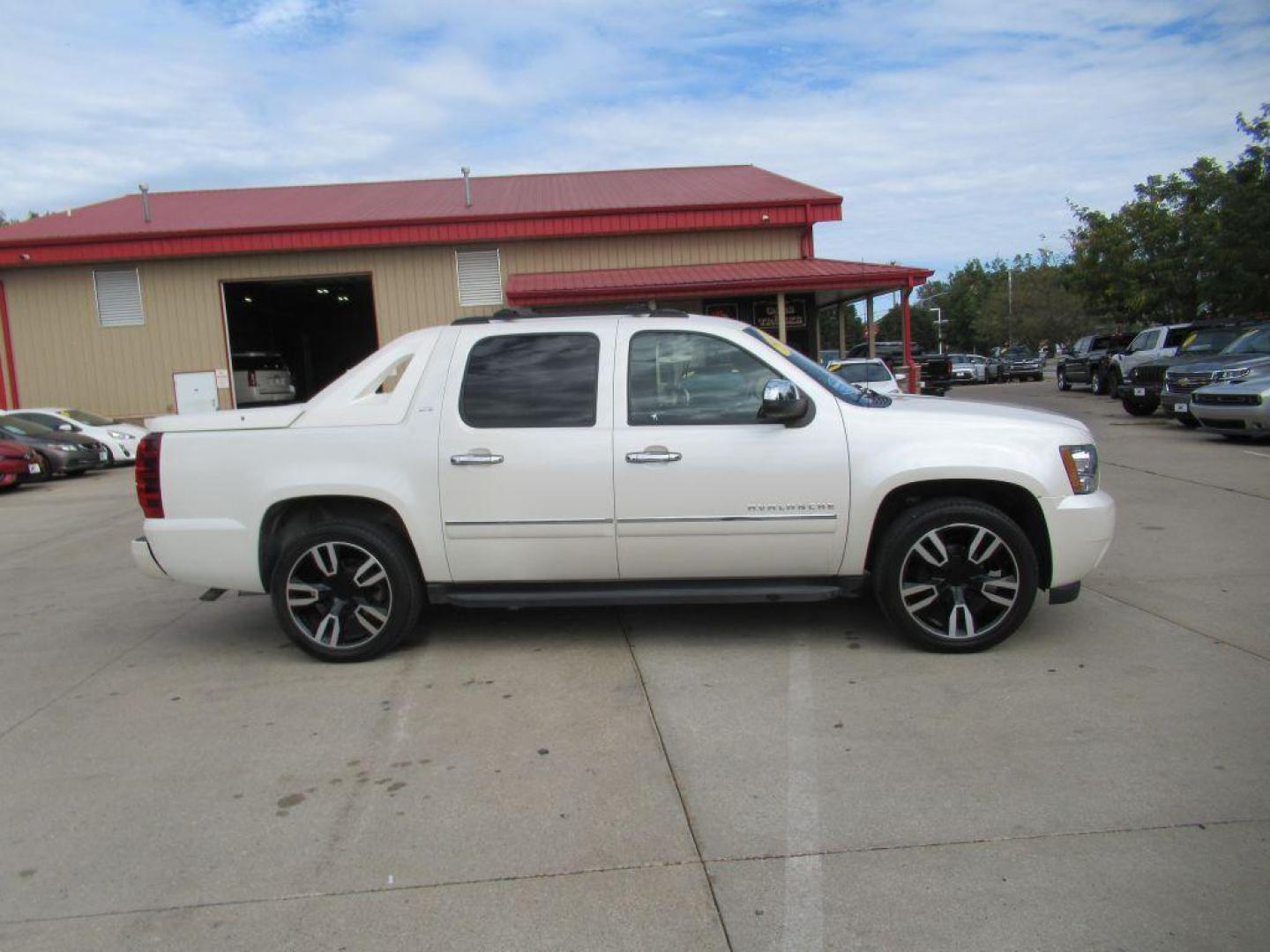 2011 WHITE CHEVROLET AVALANCHE LTZ (3GNTKGE33BG) with an 5.3L engine, Automatic transmission, located at 908 SE 14th Street, Des Moines, IA, 50317, (515) 281-0330, 41.580303, -93.597046 - Photo#3