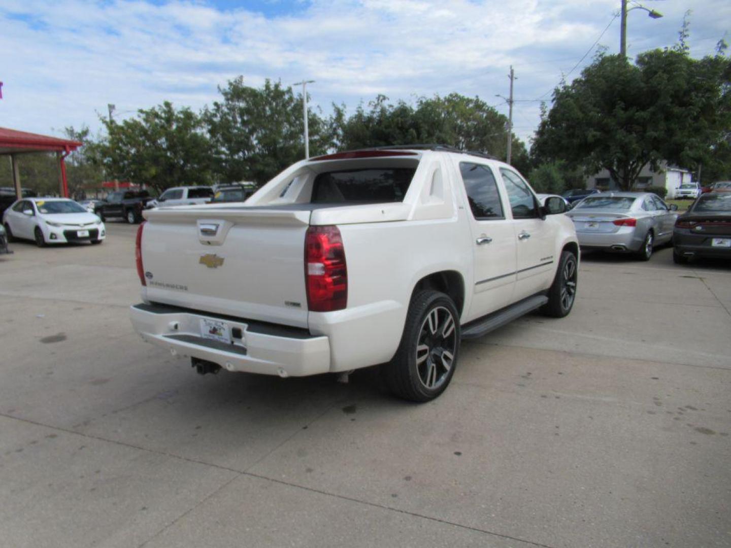 2011 WHITE CHEVROLET AVALANCHE LTZ (3GNTKGE33BG) with an 5.3L engine, Automatic transmission, located at 908 SE 14th Street, Des Moines, IA, 50317, (515) 281-0330, 41.580303, -93.597046 - Photo#4