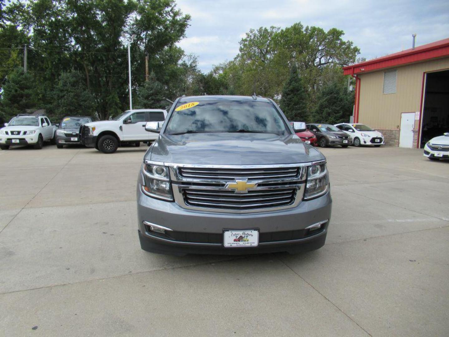 2018 GRAY CHEVROLET TAHOE PREMIER (1GNSKCKC4JR) with an 5.3L engine, Automatic transmission, located at 908 SE 14th Street, Des Moines, IA, 50317, (515) 281-0330, 41.580303, -93.597046 - Photo#1