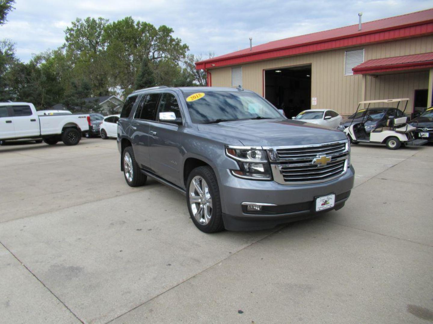 2018 GRAY CHEVROLET TAHOE PREMIER (1GNSKCKC4JR) with an 5.3L engine, Automatic transmission, located at 908 SE 14th Street, Des Moines, IA, 50317, (515) 281-0330, 41.580303, -93.597046 - Photo#2