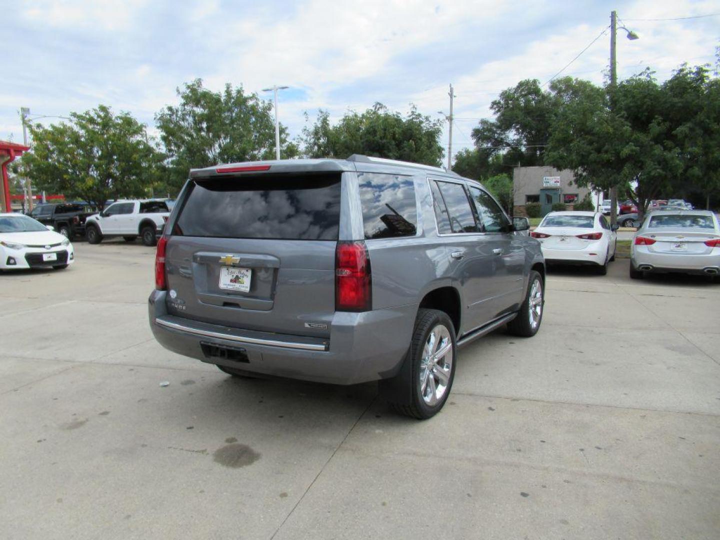 2018 GRAY CHEVROLET TAHOE PREMIER (1GNSKCKC4JR) with an 5.3L engine, Automatic transmission, located at 908 SE 14th Street, Des Moines, IA, 50317, (515) 281-0330, 41.580303, -93.597046 - Photo#4