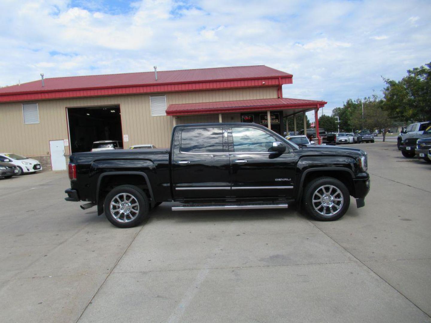 2018 BLACK GMC SIERRA 1500 DENALI (3GTU2PEC1JG) with an 5.3L engine, Automatic transmission, located at 908 SE 14th Street, Des Moines, IA, 50317, (515) 281-0330, 41.580303, -93.597046 - Photo#3