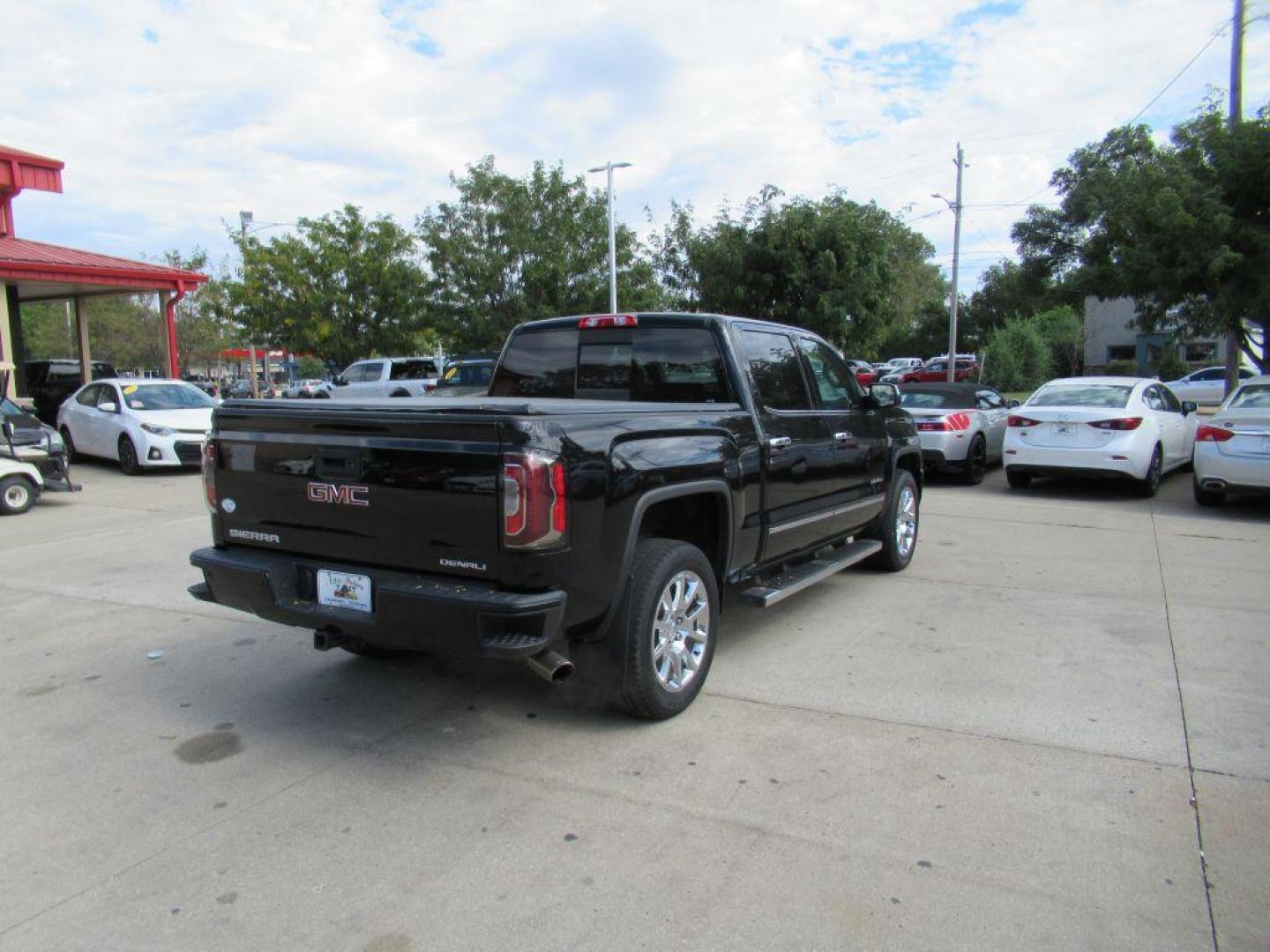 2018 BLACK GMC SIERRA 1500 DENALI (3GTU2PEC1JG) with an 5.3L engine, Automatic transmission, located at 908 SE 14th Street, Des Moines, IA, 50317, (515) 281-0330, 41.580303, -93.597046 - Photo#4