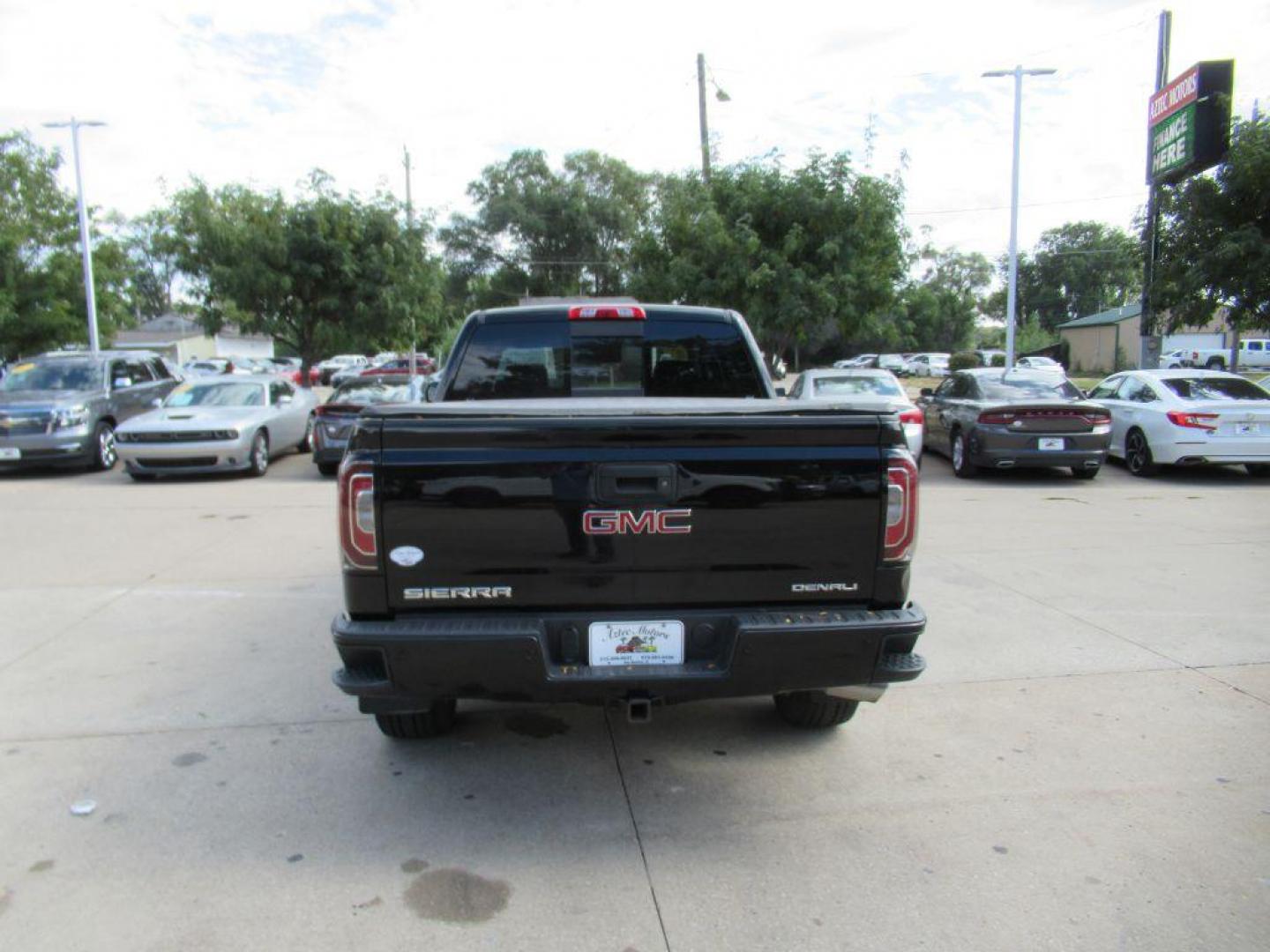 2018 BLACK GMC SIERRA 1500 DENALI (3GTU2PEC1JG) with an 5.3L engine, Automatic transmission, located at 908 SE 14th Street, Des Moines, IA, 50317, (515) 281-0330, 41.580303, -93.597046 - Photo#5