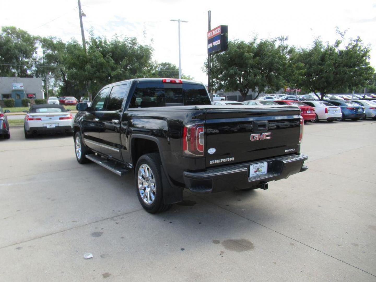 2018 BLACK GMC SIERRA 1500 DENALI (3GTU2PEC1JG) with an 5.3L engine, Automatic transmission, located at 908 SE 14th Street, Des Moines, IA, 50317, (515) 281-0330, 41.580303, -93.597046 - Photo#6