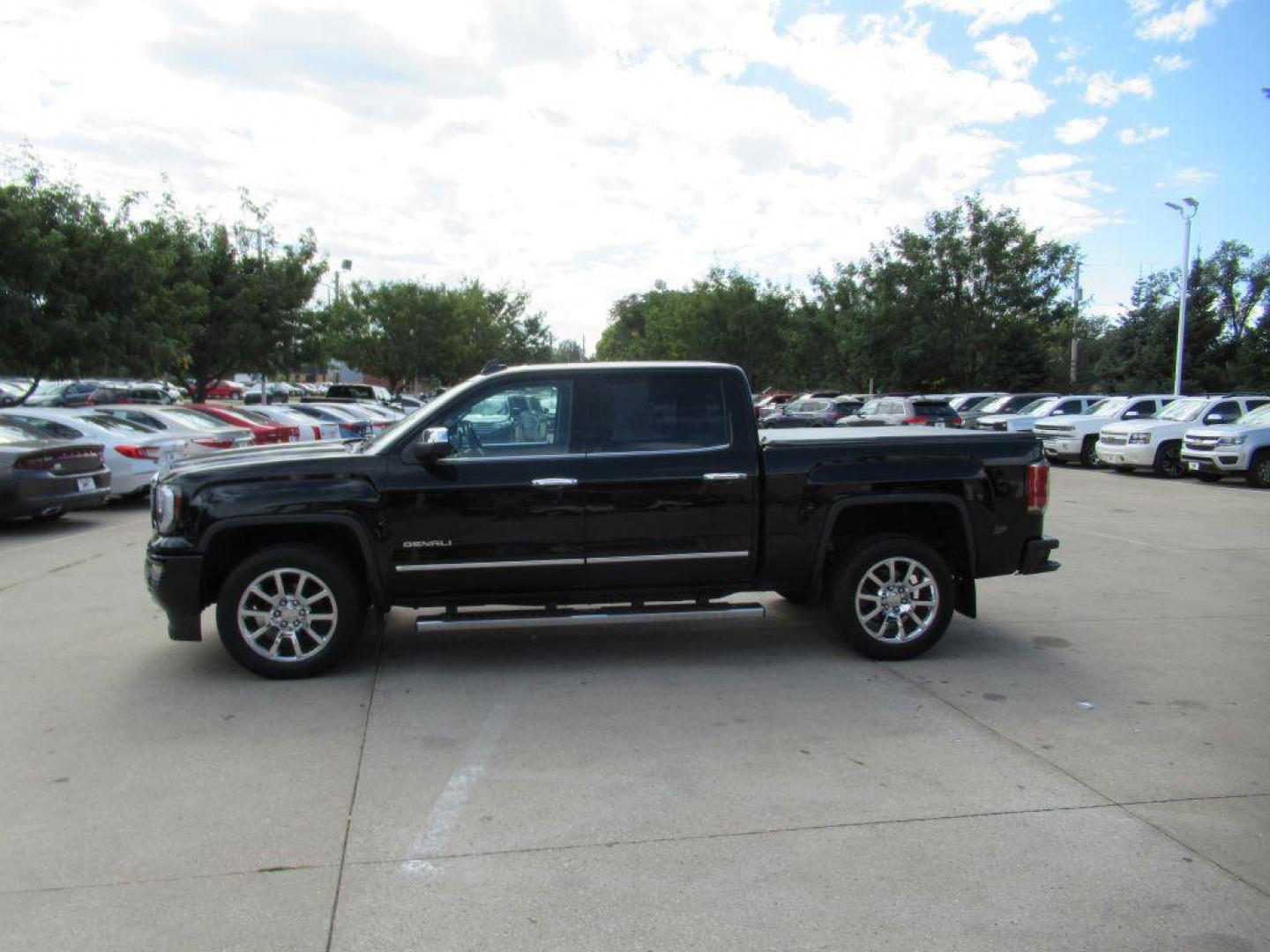 2018 BLACK GMC SIERRA 1500 DENALI (3GTU2PEC1JG) with an 5.3L engine, Automatic transmission, located at 908 SE 14th Street, Des Moines, IA, 50317, (515) 281-0330, 41.580303, -93.597046 - Photo#7