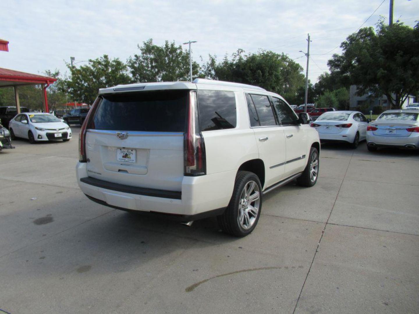 2015 WHITE CADILLAC ESCALADE PREMIUM (1GYS4NKJ3FR) with an 6.2L engine, Automatic transmission, located at 908 SE 14th Street, Des Moines, IA, 50317, (515) 281-0330, 41.580303, -93.597046 - Photo#4