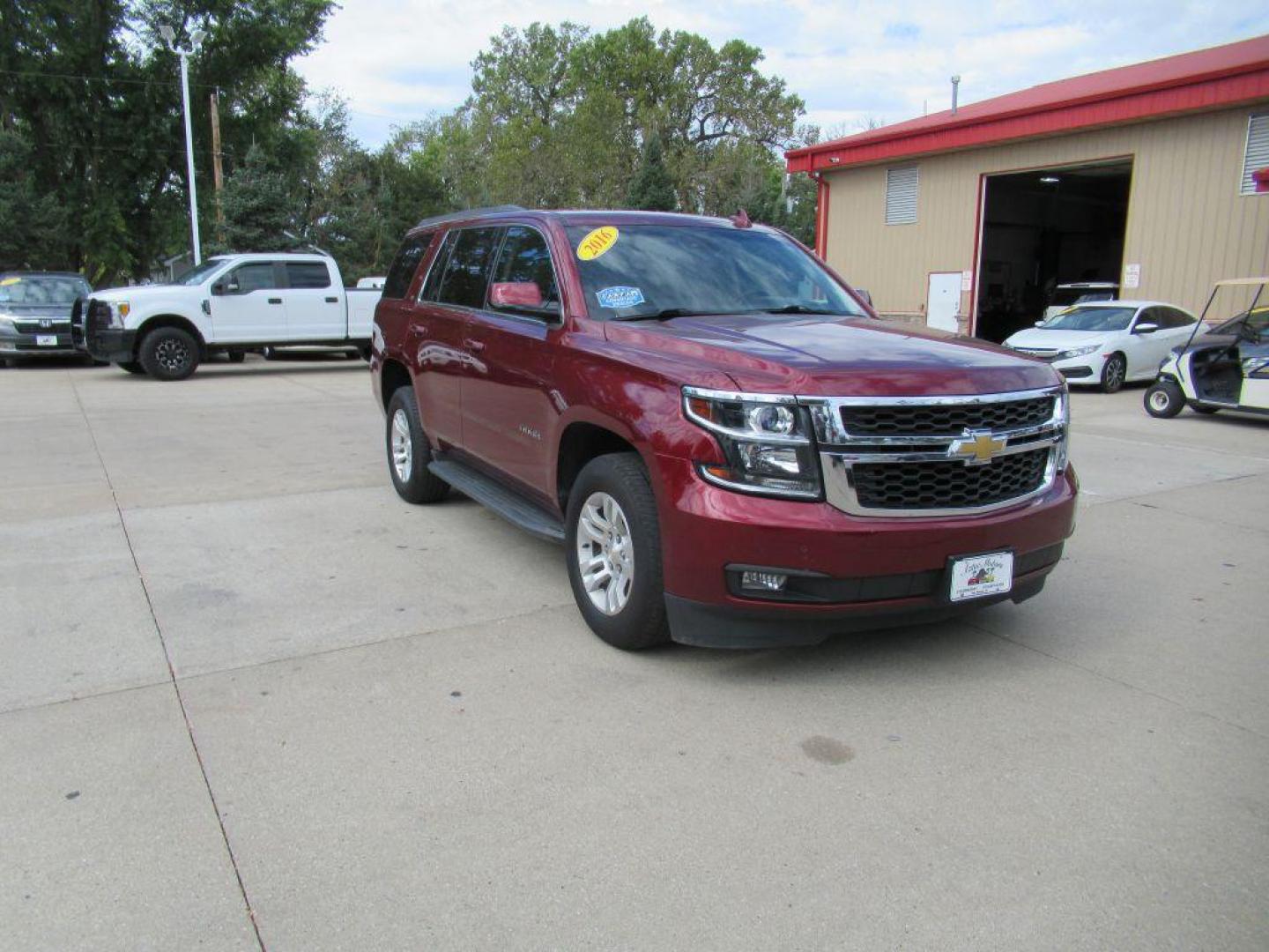 2016 RED CHEVROLET TAHOE LT (1GNSKBKC6GR) with an 5.3L engine, Automatic transmission, located at 908 SE 14th Street, Des Moines, IA, 50317, (515) 281-0330, 41.580303, -93.597046 - Photo#2