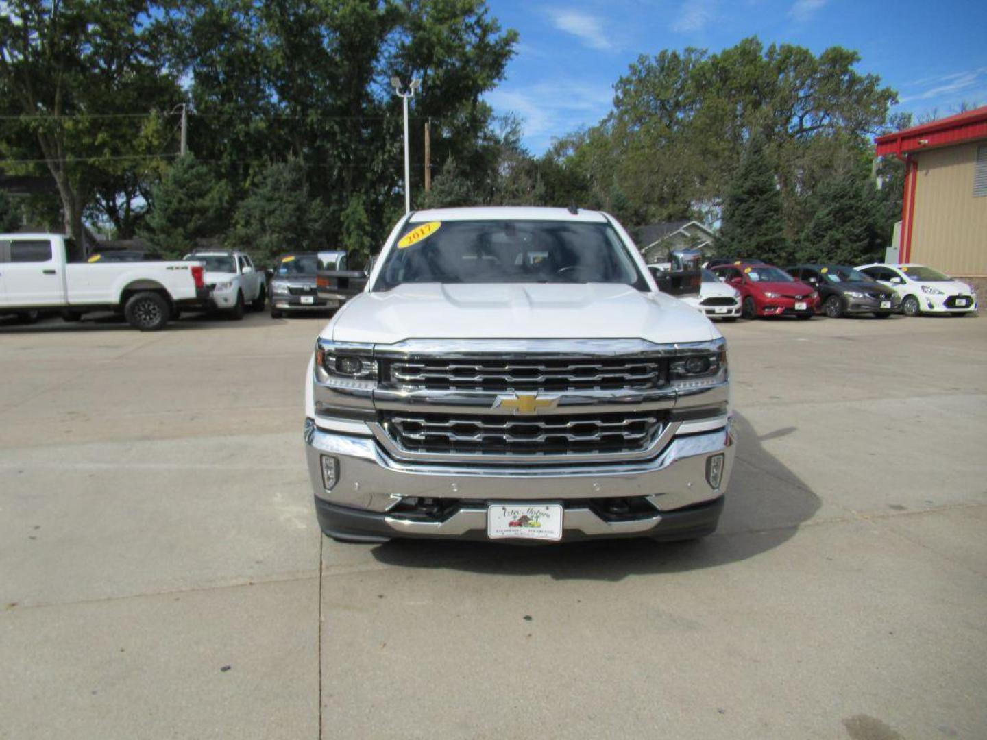 2017 WHITE CHEVROLET SILVERADO 1500 LTZ (3GCUKSEJ1HG) with an 6.2L engine, Automatic transmission, located at 908 SE 14th Street, Des Moines, IA, 50317, (515) 281-0330, 41.580303, -93.597046 - Photo#1