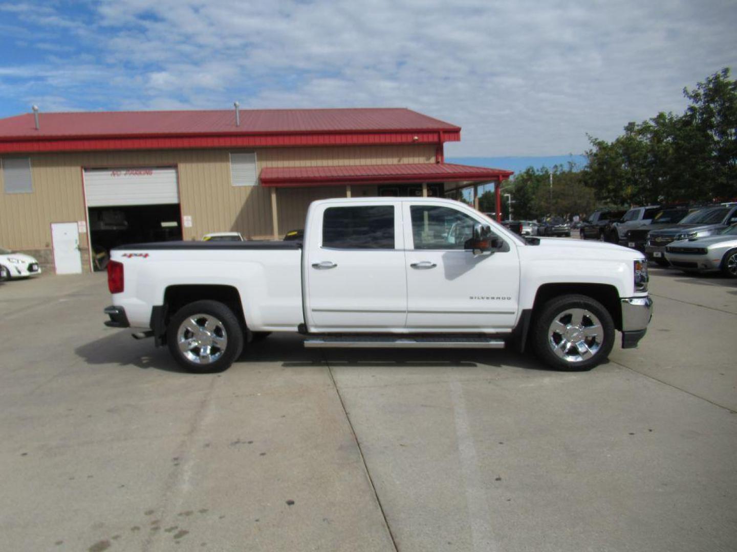 2017 WHITE CHEVROLET SILVERADO 1500 LTZ (3GCUKSEJ1HG) with an 6.2L engine, Automatic transmission, located at 908 SE 14th Street, Des Moines, IA, 50317, (515) 281-0330, 41.580303, -93.597046 - Photo#3