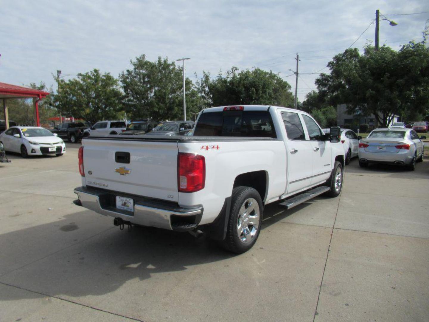 2017 WHITE CHEVROLET SILVERADO 1500 LTZ (3GCUKSEJ1HG) with an 6.2L engine, Automatic transmission, located at 908 SE 14th Street, Des Moines, IA, 50317, (515) 281-0330, 41.580303, -93.597046 - Photo#4