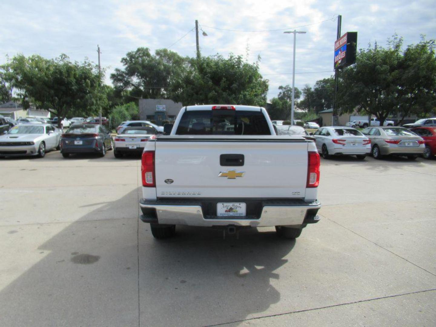 2017 WHITE CHEVROLET SILVERADO 1500 LTZ (3GCUKSEJ1HG) with an 6.2L engine, Automatic transmission, located at 908 SE 14th Street, Des Moines, IA, 50317, (515) 281-0330, 41.580303, -93.597046 - Photo#5