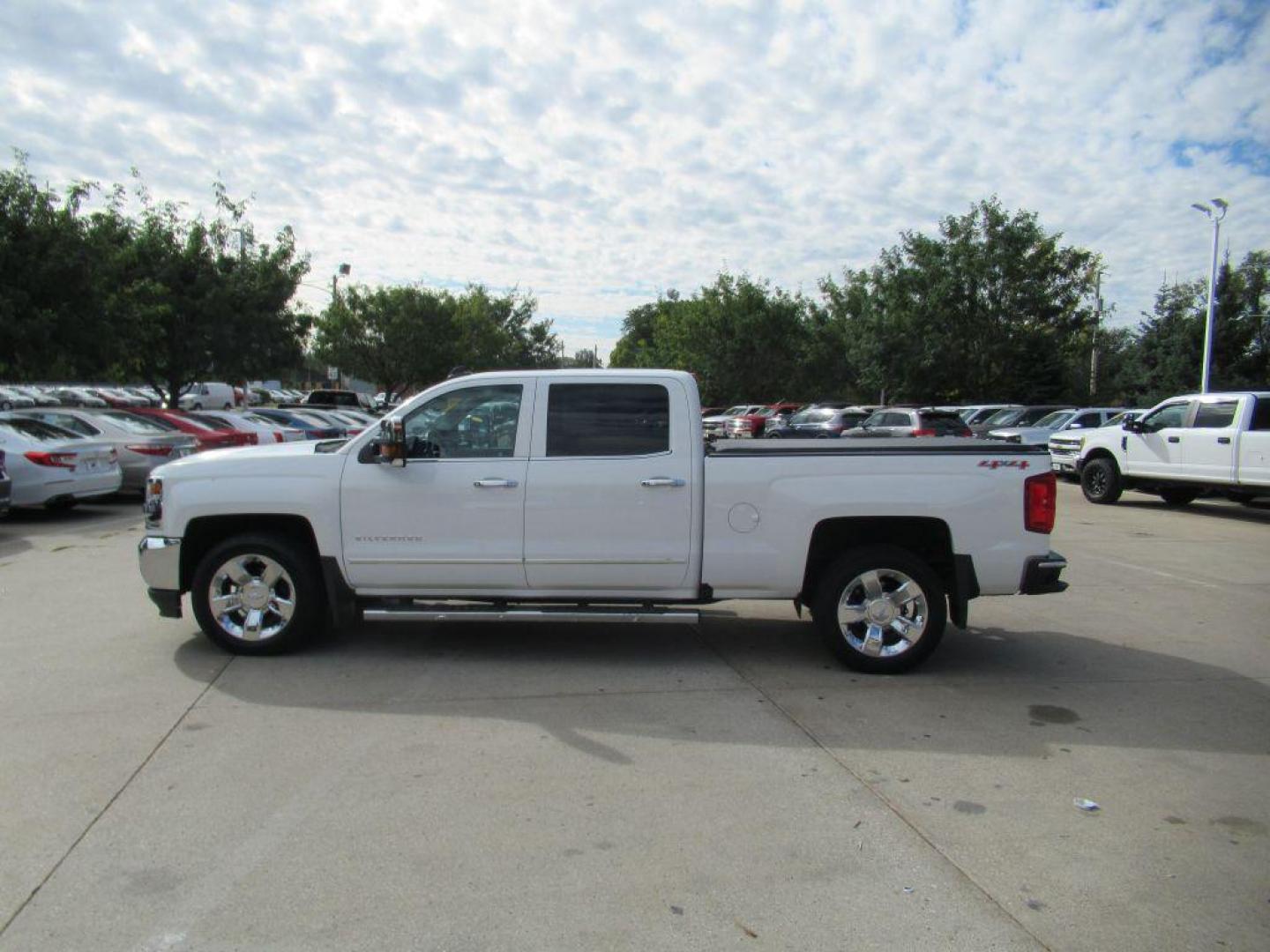 2017 WHITE CHEVROLET SILVERADO 1500 LTZ (3GCUKSEJ1HG) with an 6.2L engine, Automatic transmission, located at 908 SE 14th Street, Des Moines, IA, 50317, (515) 281-0330, 41.580303, -93.597046 - Photo#7