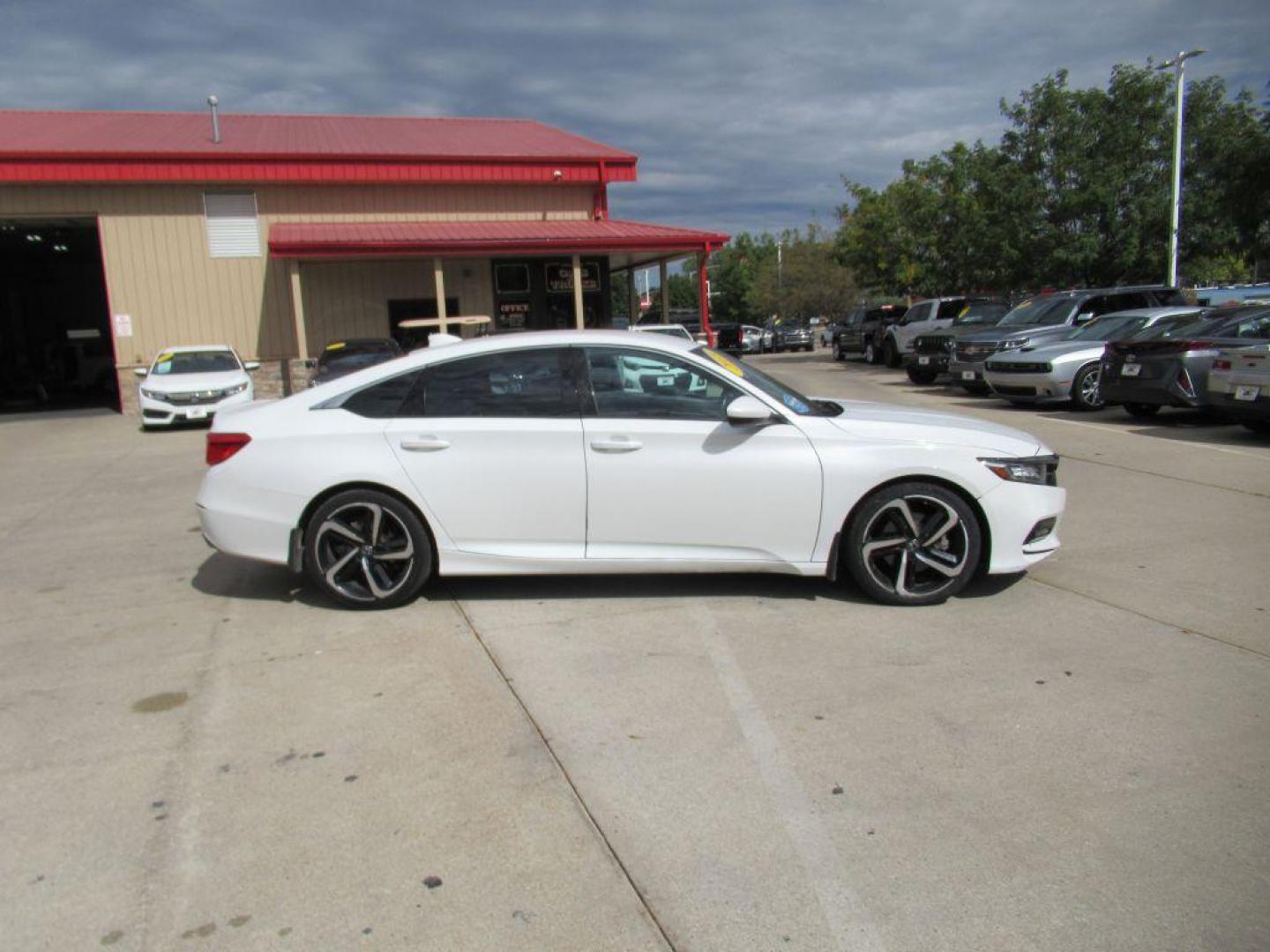 2018 WHITE HONDA ACCORD SPORT (1HGCV1F33JA) with an 1.5L engine, Continuously Variable transmission, located at 908 SE 14th Street, Des Moines, IA, 50317, (515) 281-0330, 41.580303, -93.597046 - Photo#3