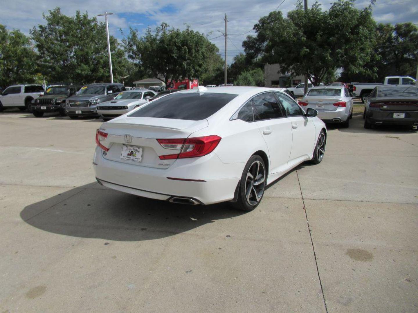 2018 WHITE HONDA ACCORD SPORT (1HGCV1F33JA) with an 1.5L engine, Continuously Variable transmission, located at 908 SE 14th Street, Des Moines, IA, 50317, (515) 281-0330, 41.580303, -93.597046 - Photo#4