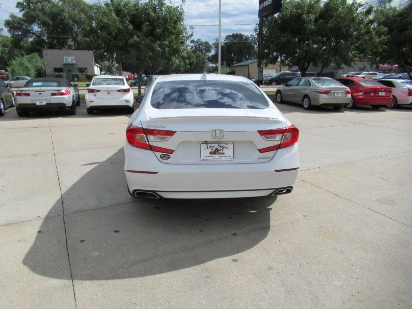 2018 WHITE HONDA ACCORD SPORT (1HGCV1F33JA) with an 1.5L engine, Continuously Variable transmission, located at 908 SE 14th Street, Des Moines, IA, 50317, (515) 281-0330, 41.580303, -93.597046 - Photo#5