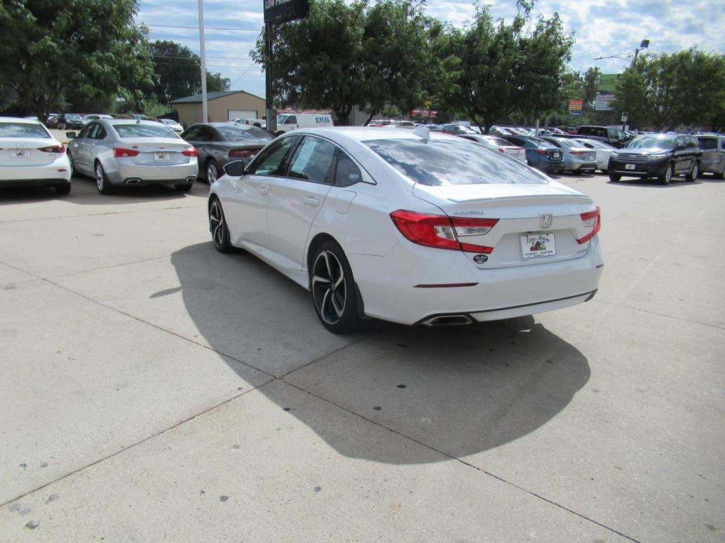 2018 WHITE HONDA ACCORD SPORT (1HGCV1F33JA) with an 1.5L engine, Continuously Variable transmission, located at 908 SE 14th Street, Des Moines, IA, 50317, (515) 281-0330, 41.580303, -93.597046 - Photo#6