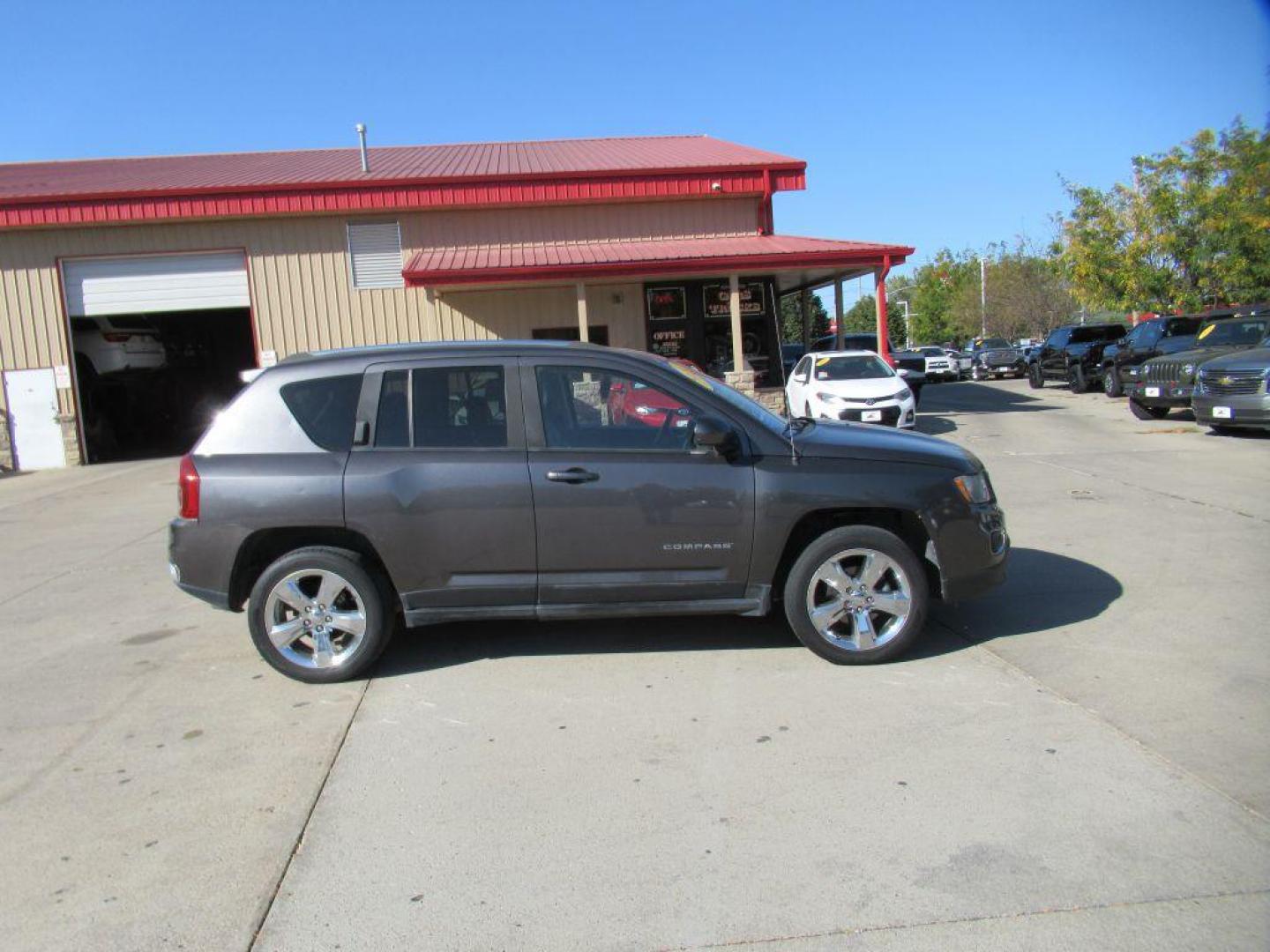 2014 GRAY JEEP COMPASS LIMITED (1C4NJCCB1ED) with an 2.4L engine, Continuously Variable transmission, located at 908 SE 14th Street, Des Moines, IA, 50317, (515) 281-0330, 41.580303, -93.597046 - Photo#3