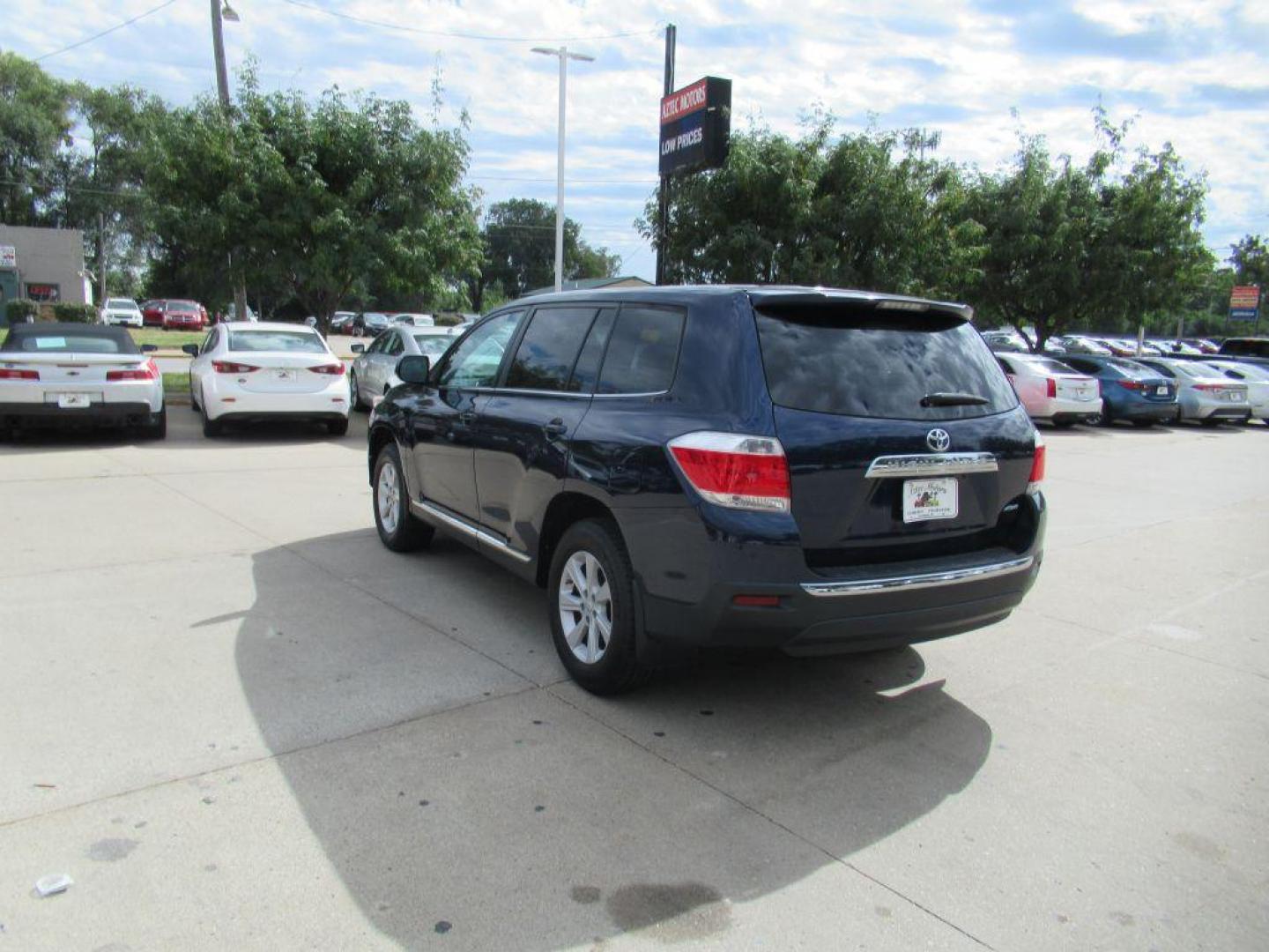 2013 BLUE TOYOTA HIGHLANDER BASE (5TDBK3EH4DS) with an 3.5L engine, Automatic transmission, located at 908 SE 14th Street, Des Moines, IA, 50317, (515) 281-0330, 41.580303, -93.597046 - Photo#6