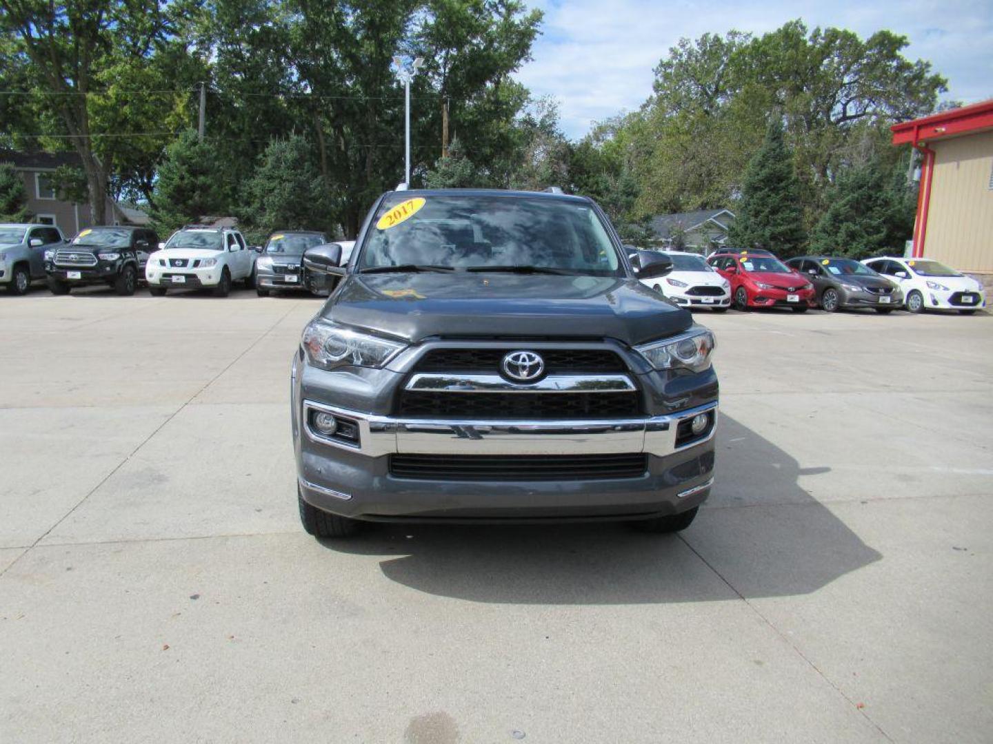 2017 GRAY TOYOTA 4RUNNER SR5/SR5 PREMIUM (JTEBU5JR0H5) with an 4.0L engine, Automatic transmission, located at 908 SE 14th Street, Des Moines, IA, 50317, (515) 281-0330, 41.580303, -93.597046 - Photo#1