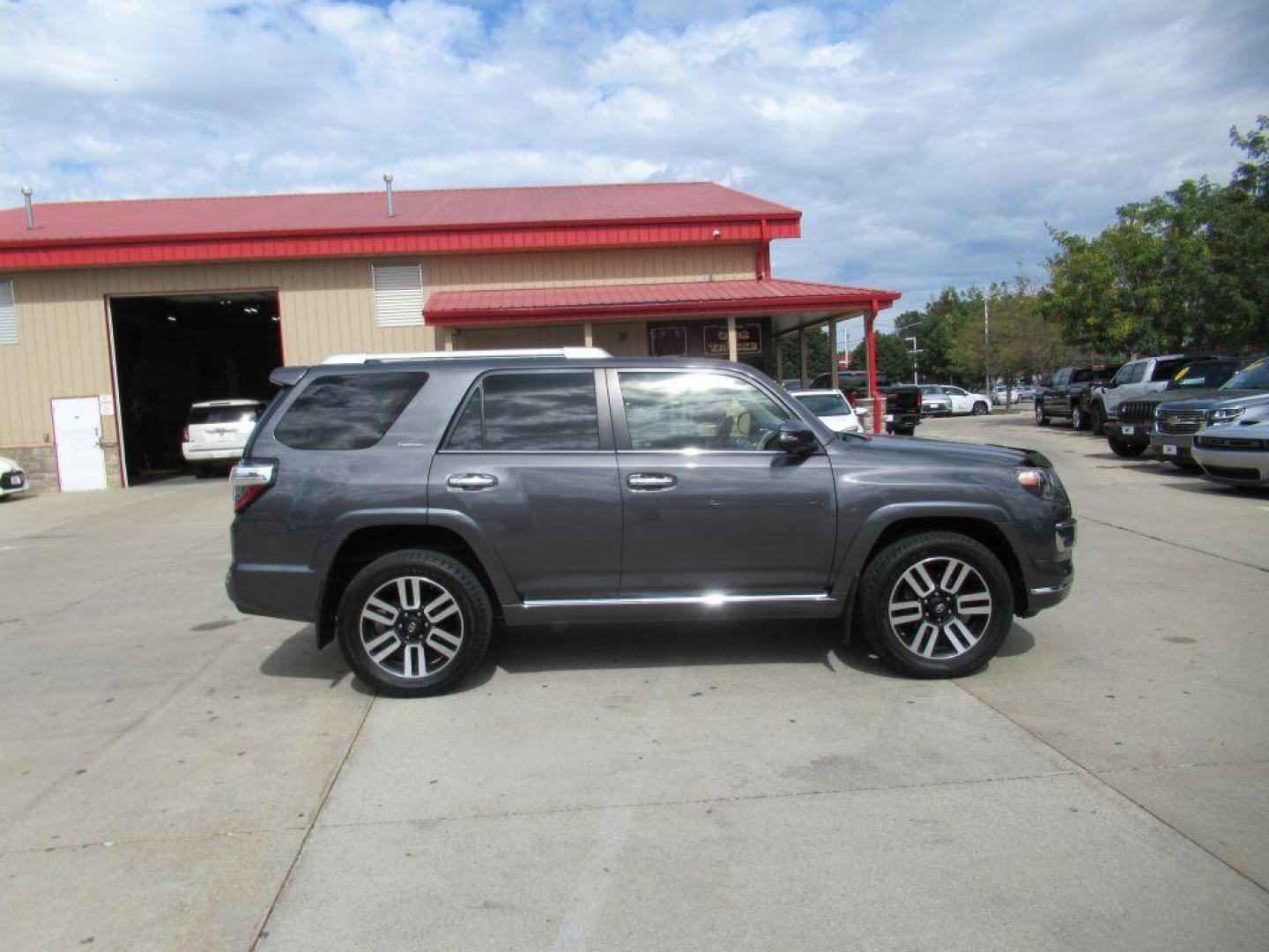 2017 GRAY TOYOTA 4RUNNER SR5/SR5 PREMIUM (JTEBU5JR0H5) with an 4.0L engine, Automatic transmission, located at 908 SE 14th Street, Des Moines, IA, 50317, (515) 281-0330, 41.580303, -93.597046 - Photo#3