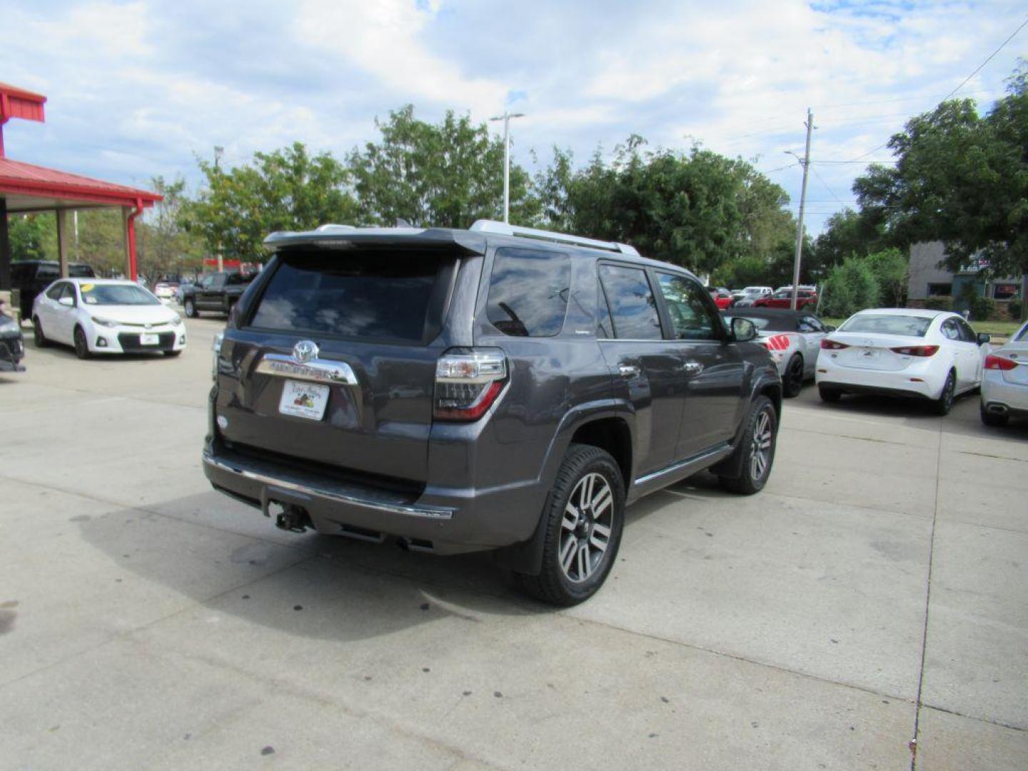 2017 GRAY TOYOTA 4RUNNER SR5/SR5 PREMIUM (JTEBU5JR0H5) with an 4.0L engine, Automatic transmission, located at 908 SE 14th Street, Des Moines, IA, 50317, (515) 281-0330, 41.580303, -93.597046 - Photo#4