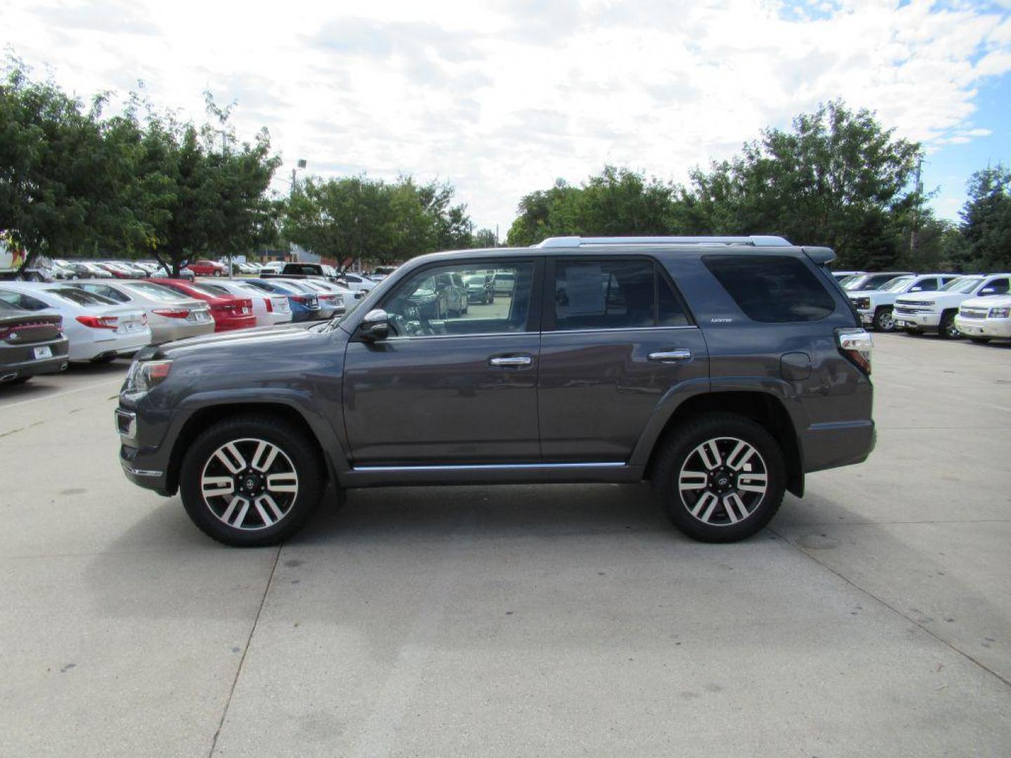 2017 GRAY TOYOTA 4RUNNER SR5/SR5 PREMIUM (JTEBU5JR0H5) with an 4.0L engine, Automatic transmission, located at 908 SE 14th Street, Des Moines, IA, 50317, (515) 281-0330, 41.580303, -93.597046 - Photo#7