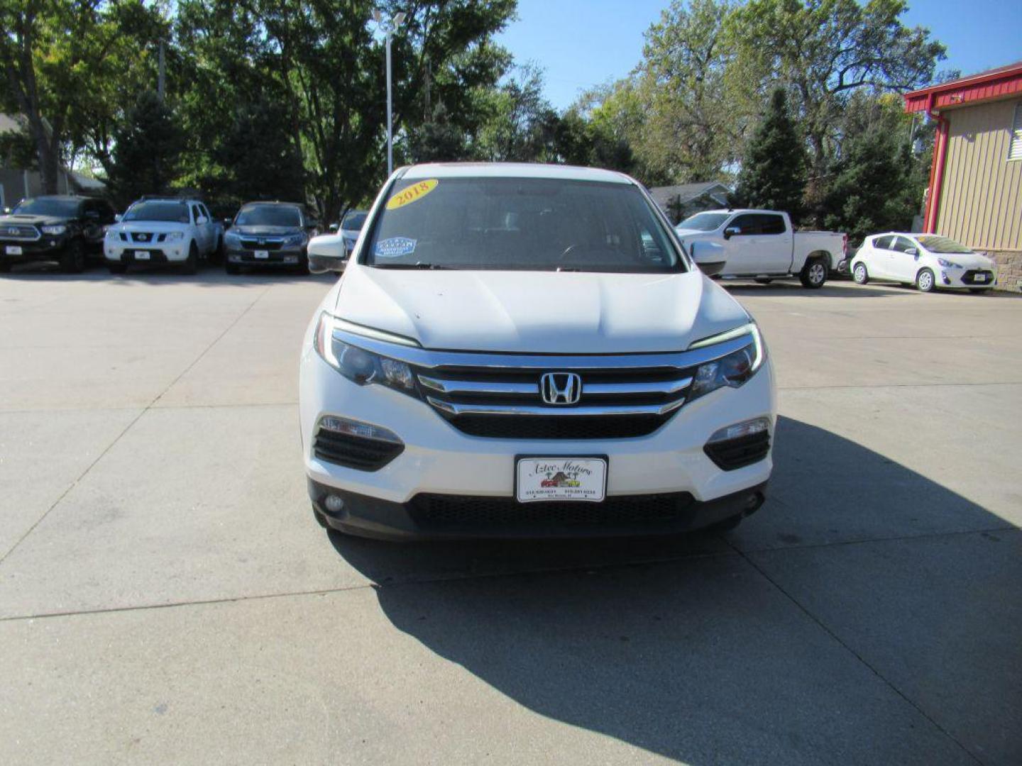 2018 WHITE HONDA PILOT EXL (5FNYF6H52JB) with an 3.5L engine, Automatic transmission, located at 908 SE 14th Street, Des Moines, IA, 50317, (515) 281-0330, 41.580303, -93.597046 - Photo#1