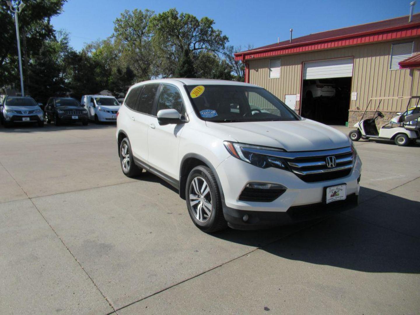 2018 WHITE HONDA PILOT EXL (5FNYF6H52JB) with an 3.5L engine, Automatic transmission, located at 908 SE 14th Street, Des Moines, IA, 50317, (515) 281-0330, 41.580303, -93.597046 - Photo#2